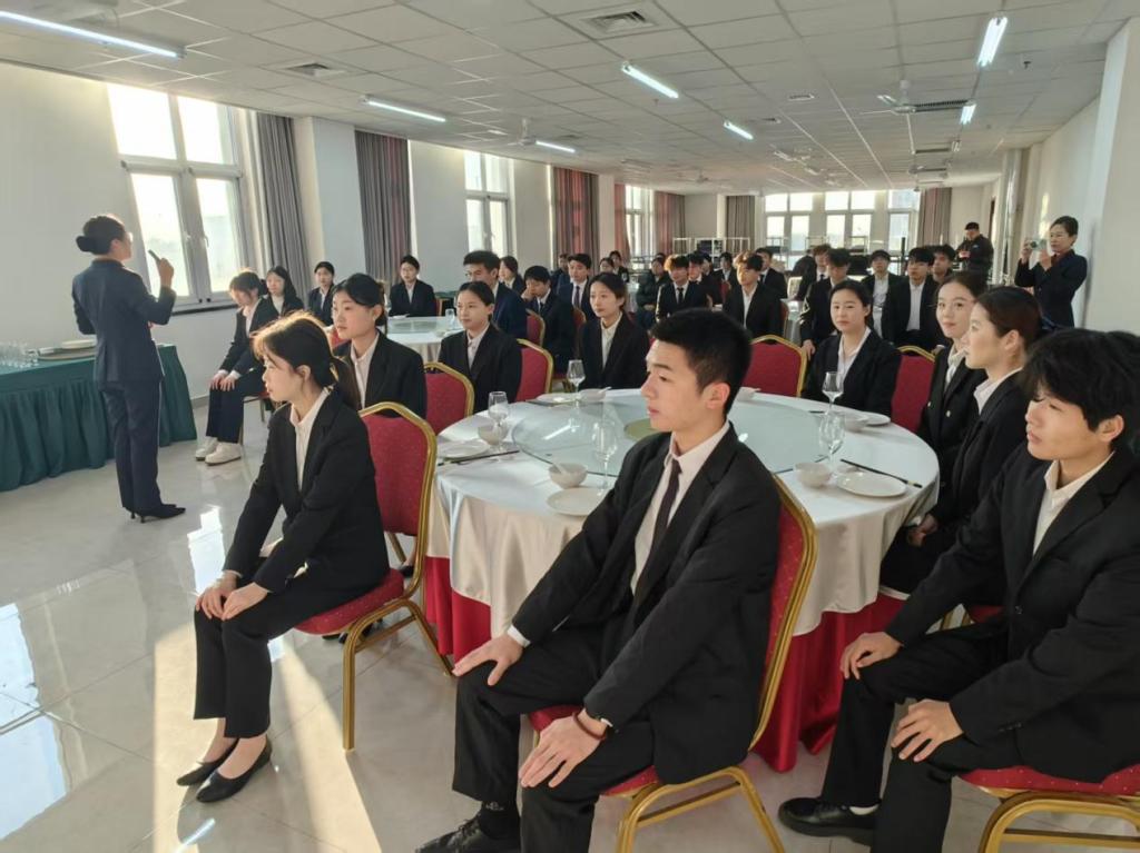 走出课本 走进实战 酒店管理学院携手青岛长新集团开展餐饮“前厅服务标准”入校实训活动